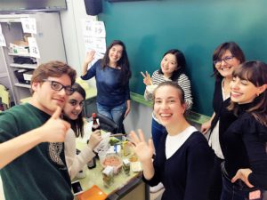 Lin con alumnado de chino disfrutando de la comida